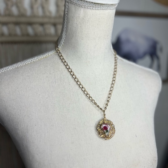 Up-cycled gold tone chunky chain necklace with vintage resin rose pendant - Picture 2 of 13